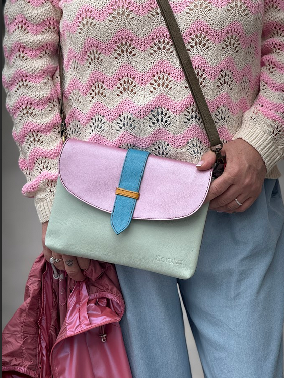 Bolso bandolera y clutch Saddle - liso