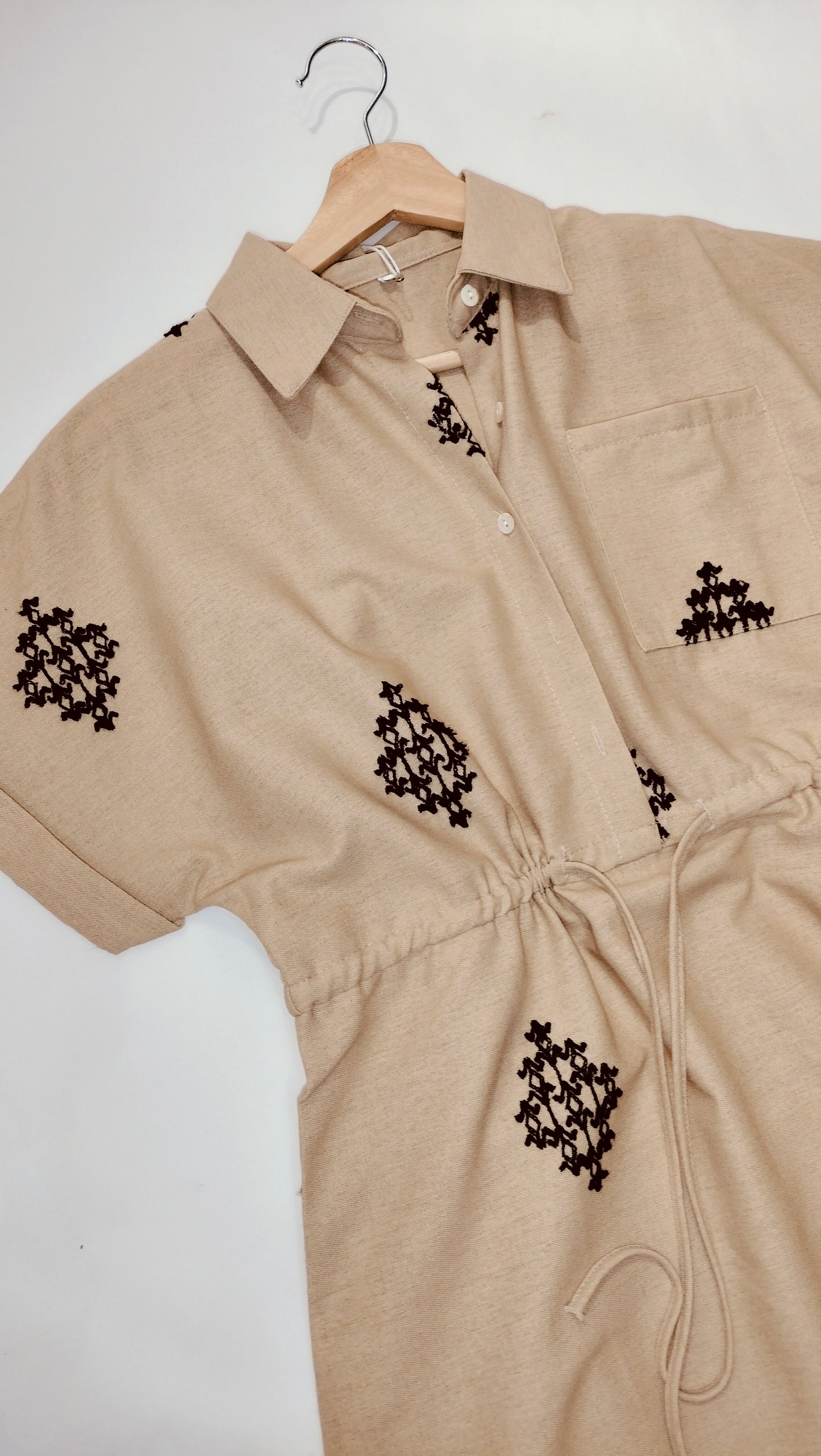 Vestido camisero bordado efecto lino