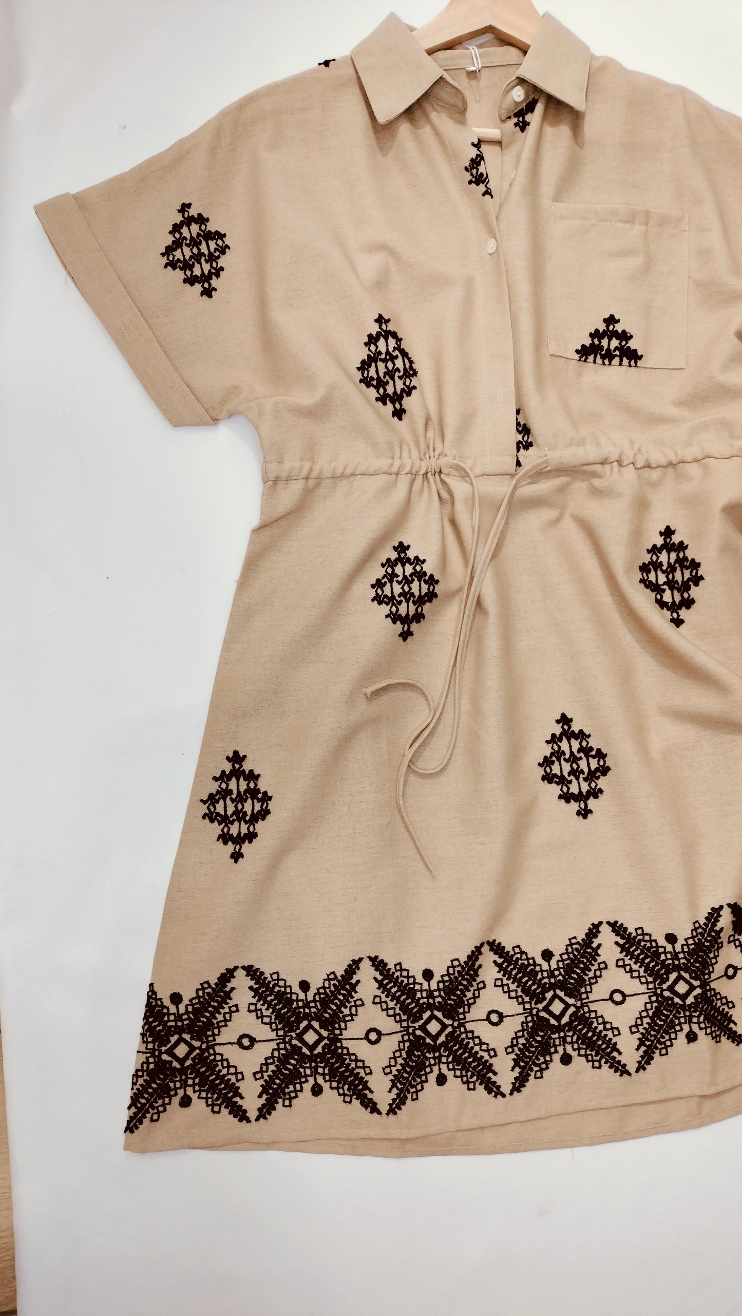 Vestido camisero bordado efecto lino