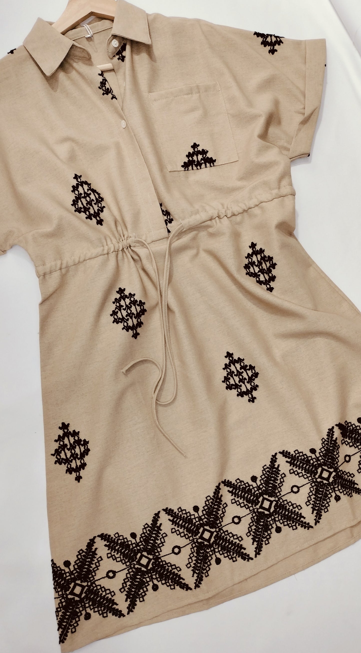 Vestido camisero bordado efecto lino