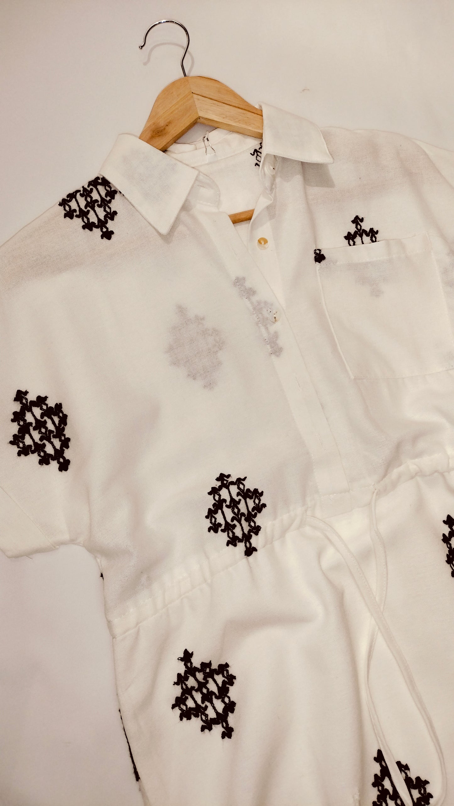 Vestido camisero bordado efecto lino