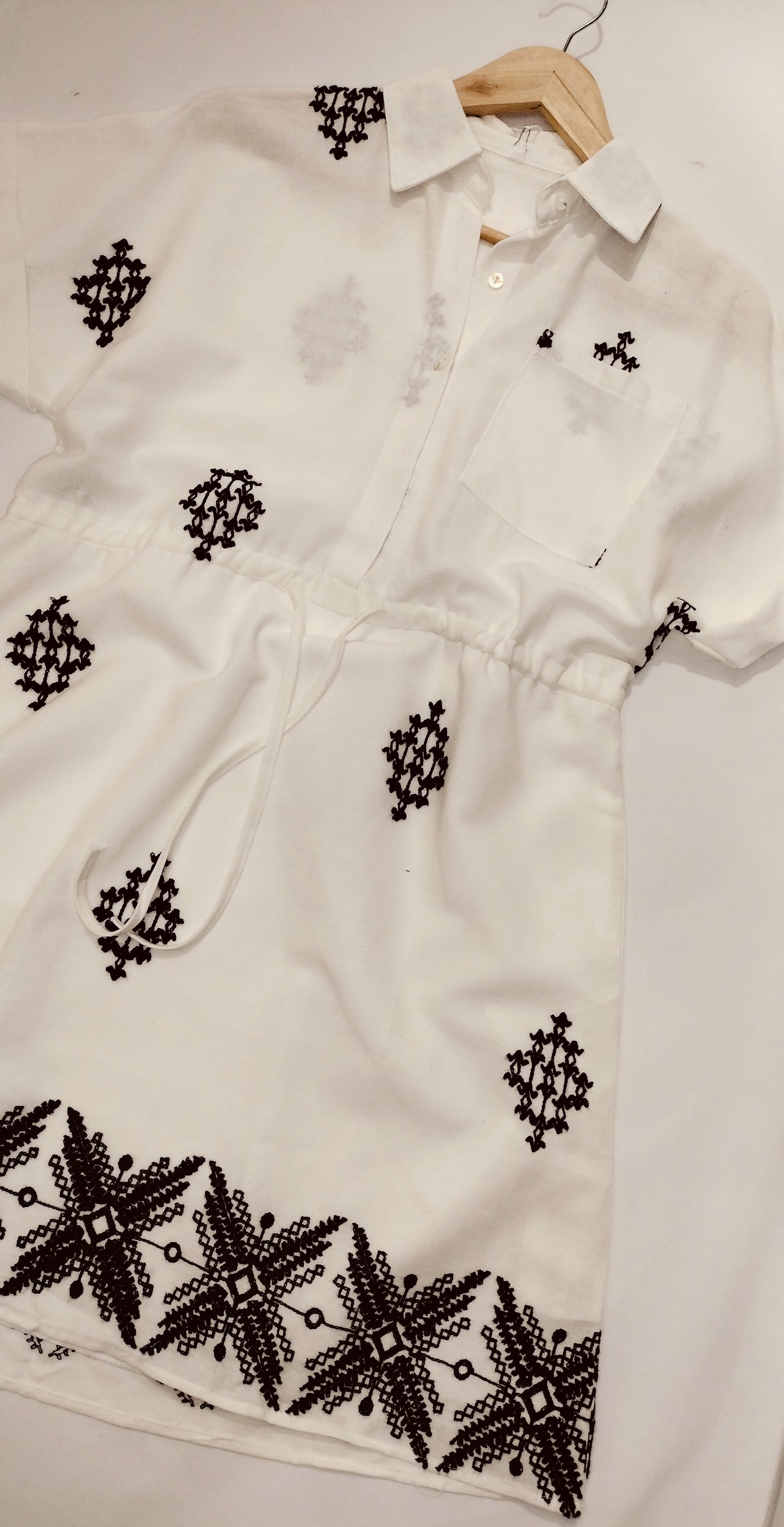 Vestido camisero bordado efecto lino