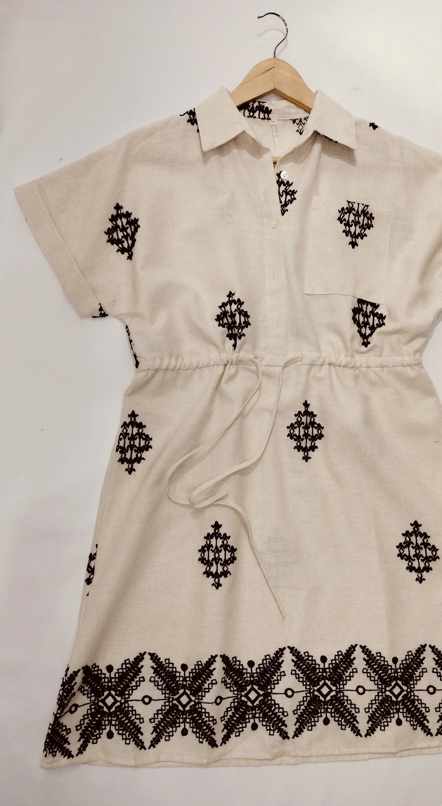 Vestido camisero bordado efecto lino