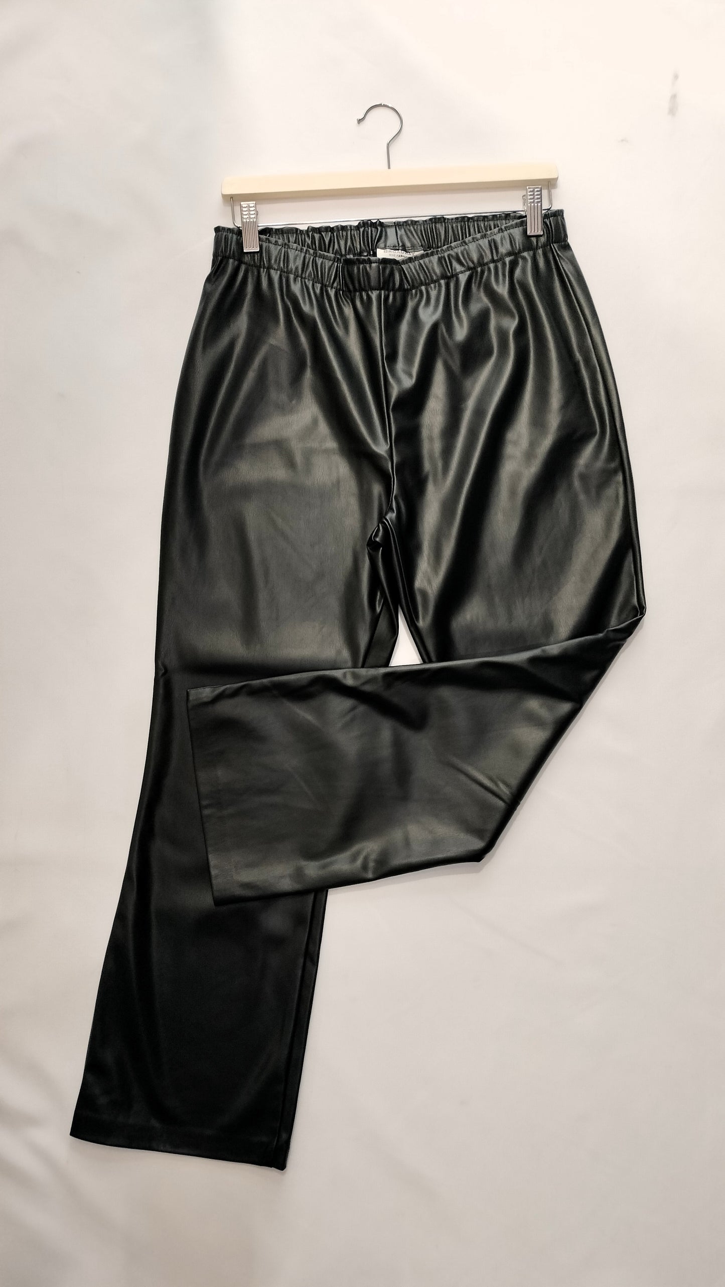 Pantalón polipiel goma