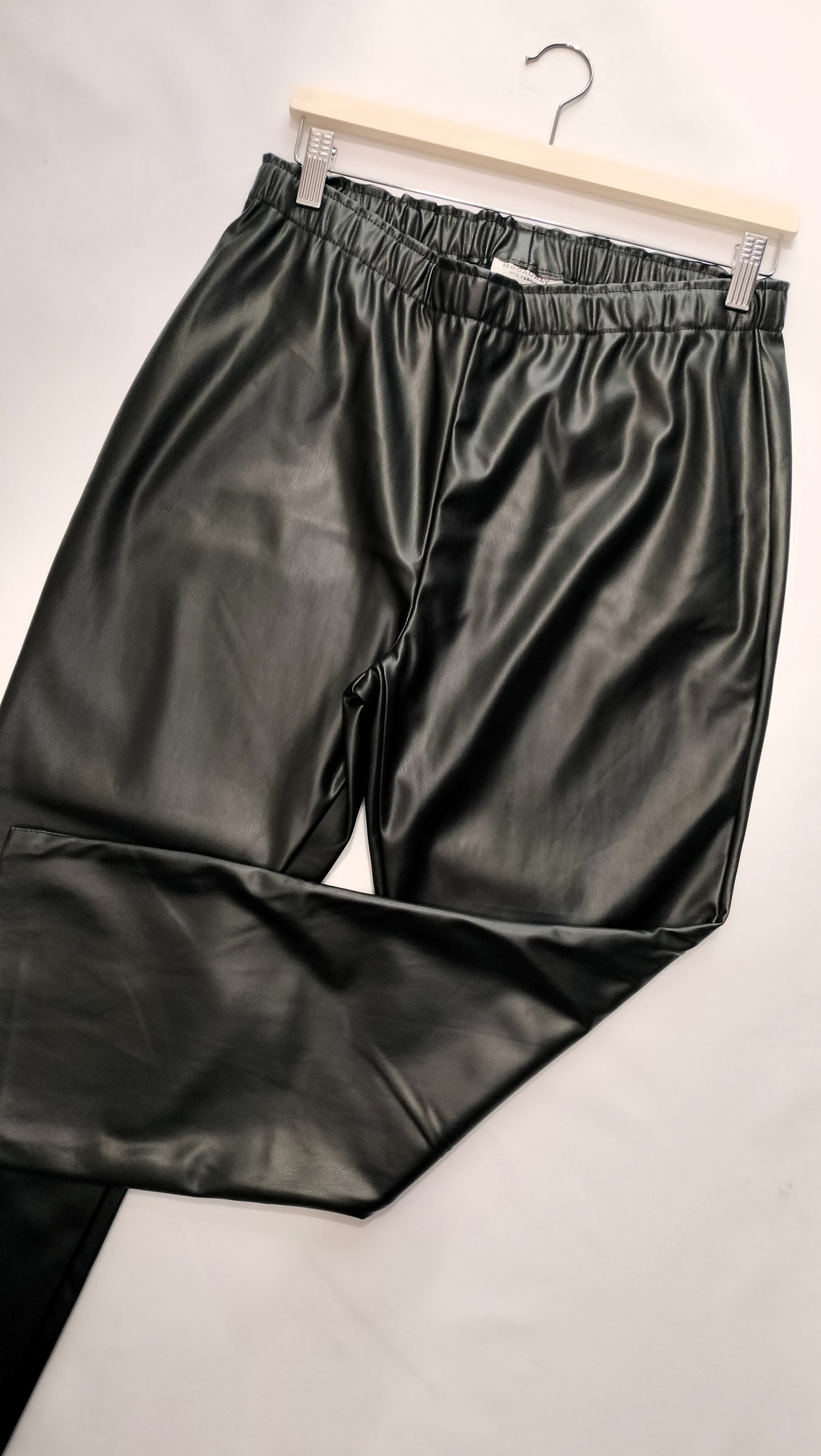 Pantalón polipiel goma