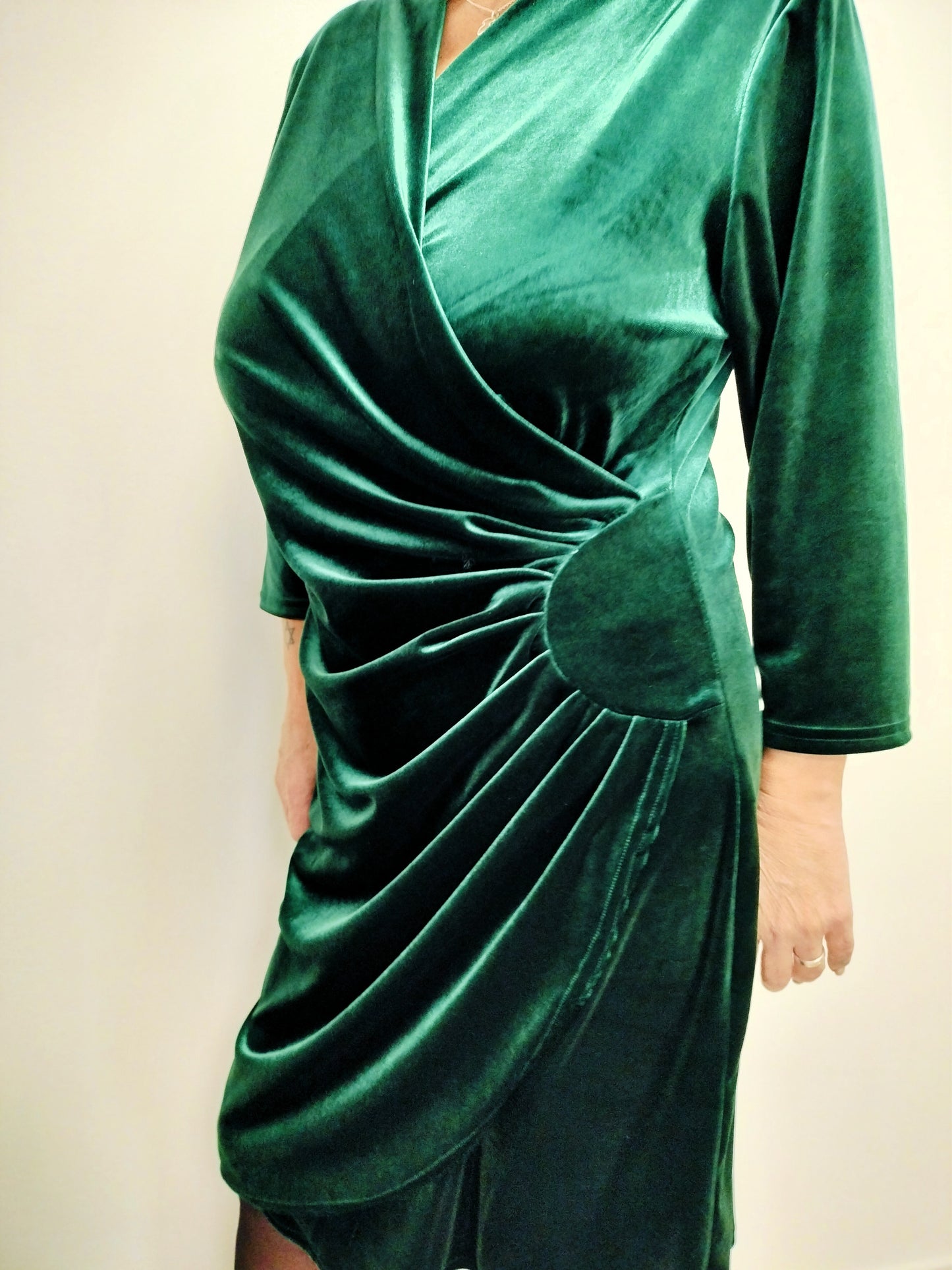 Vestido terciopelo cruzado drapeado