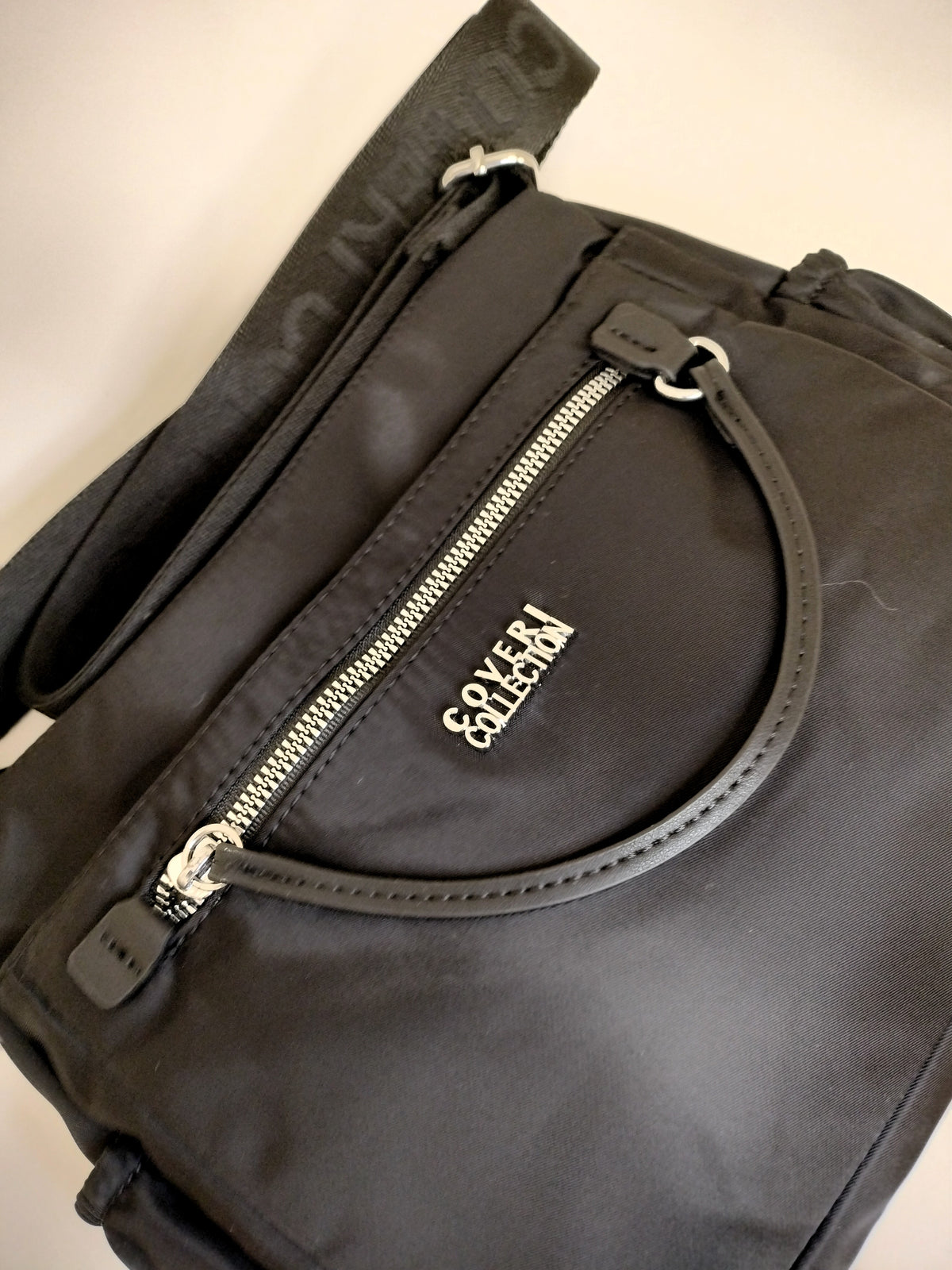 Bolso bandolera nylon con bolsillos y mini monedero negro