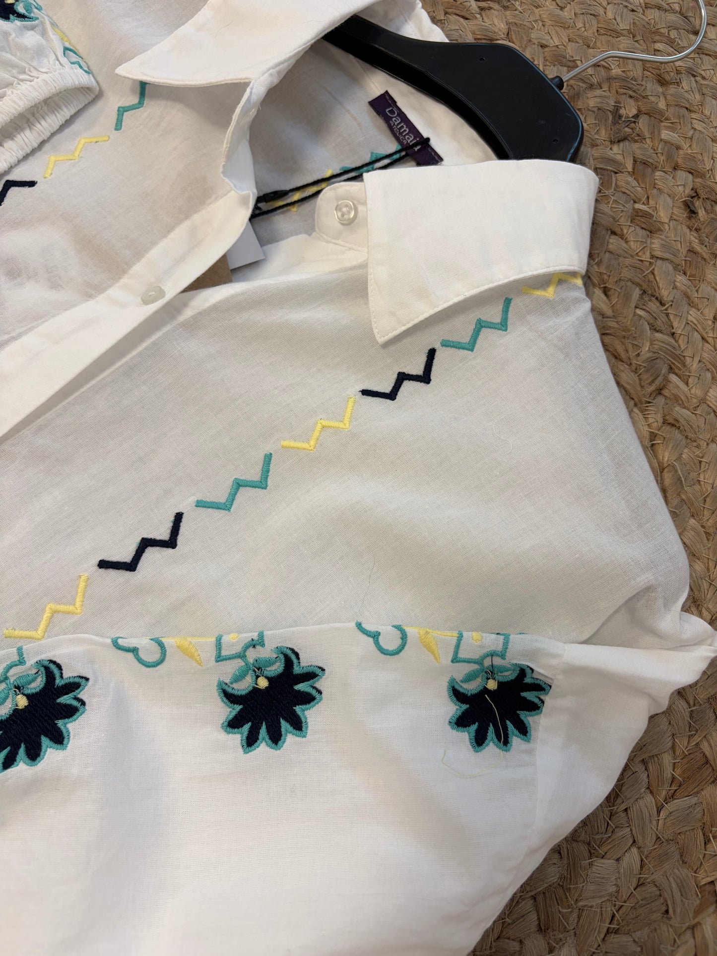 Camisa flores bordadas