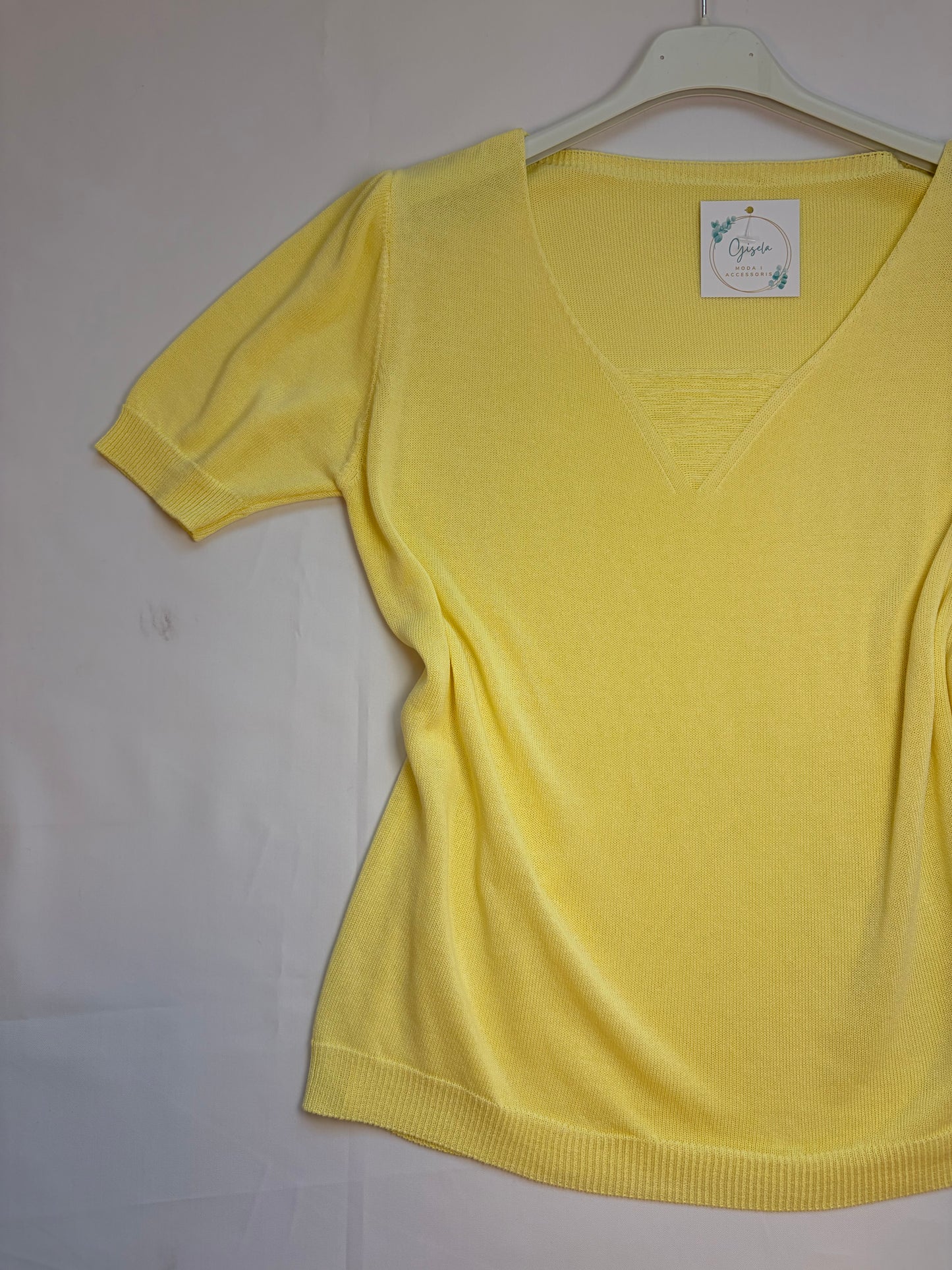 Camiseta escote desflecado