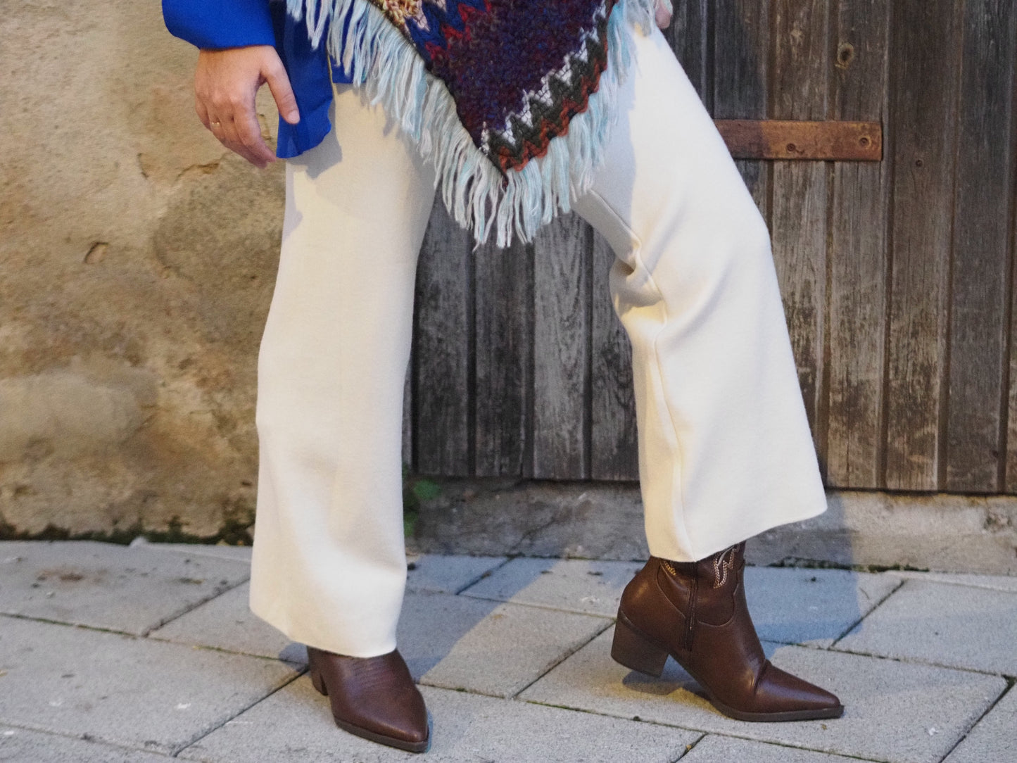 Pantalón recto punto botones dorados