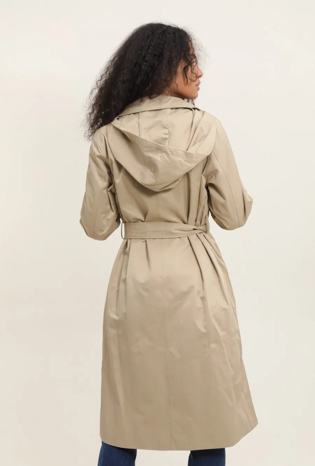 Trench largo con capucha