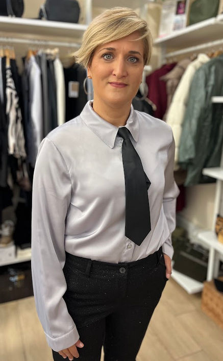 Camisa de satén con corbata