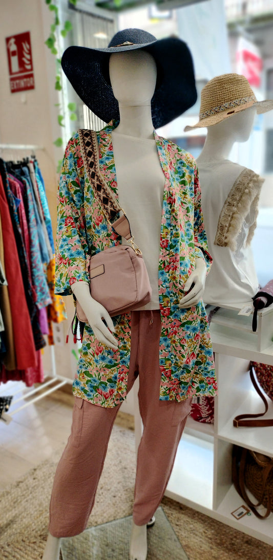Conjunto pantalón rosa y kimono flores