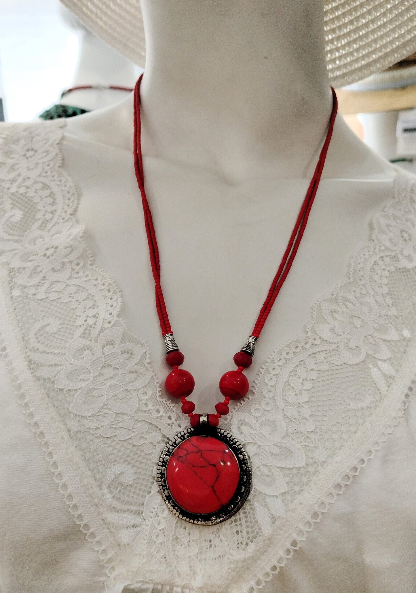 Collar piedras y plata broche - rojo