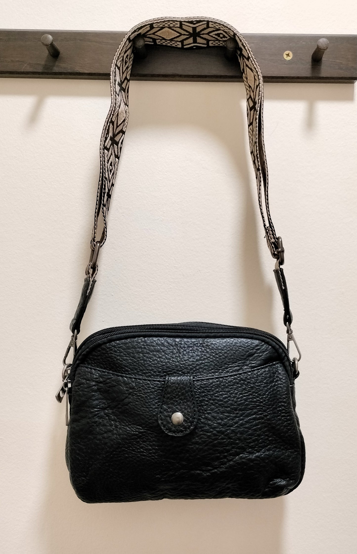 Bolso correa estampada - negro