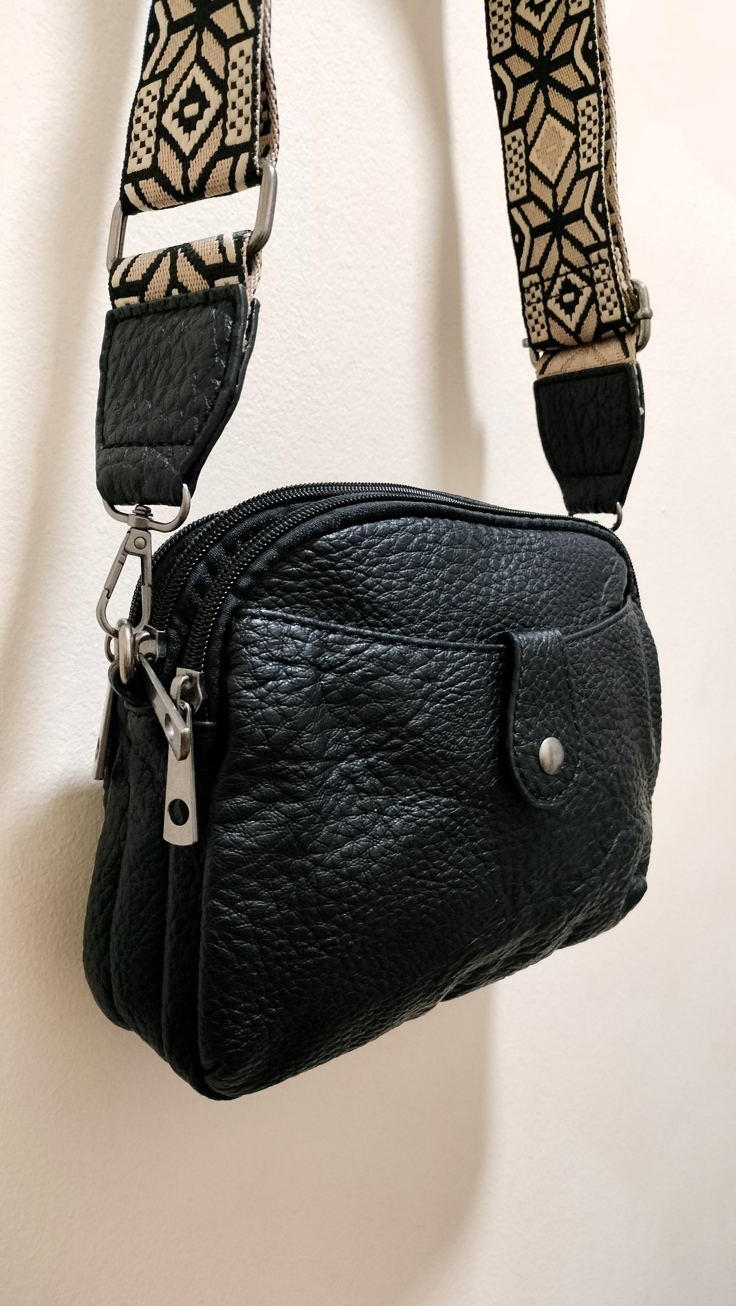 Bolso correa estampada - negro