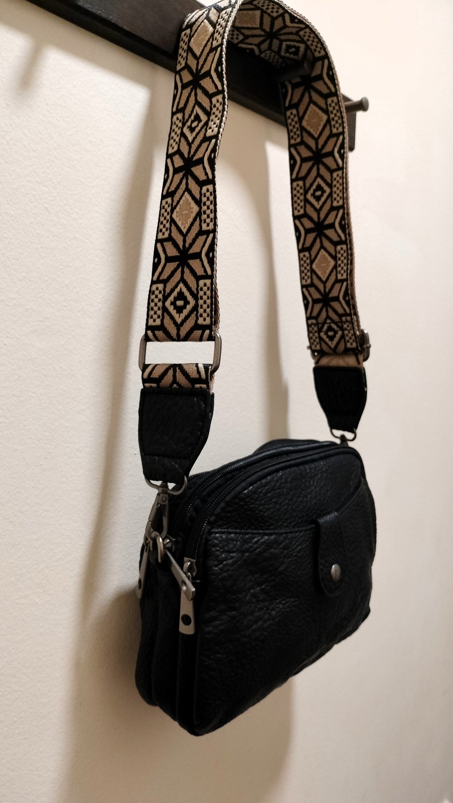 Bolso correa estampada - negro