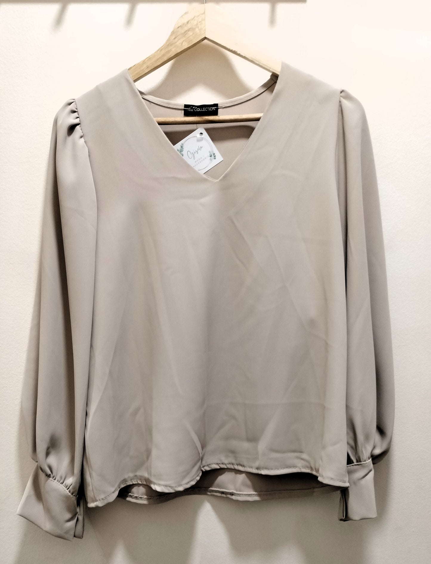 Blusa lisa escote V - beige