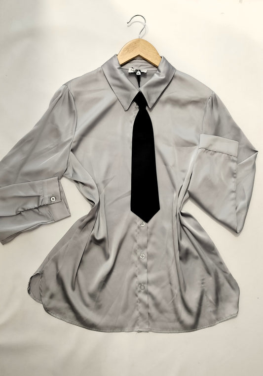 Camisa de satén con corbata