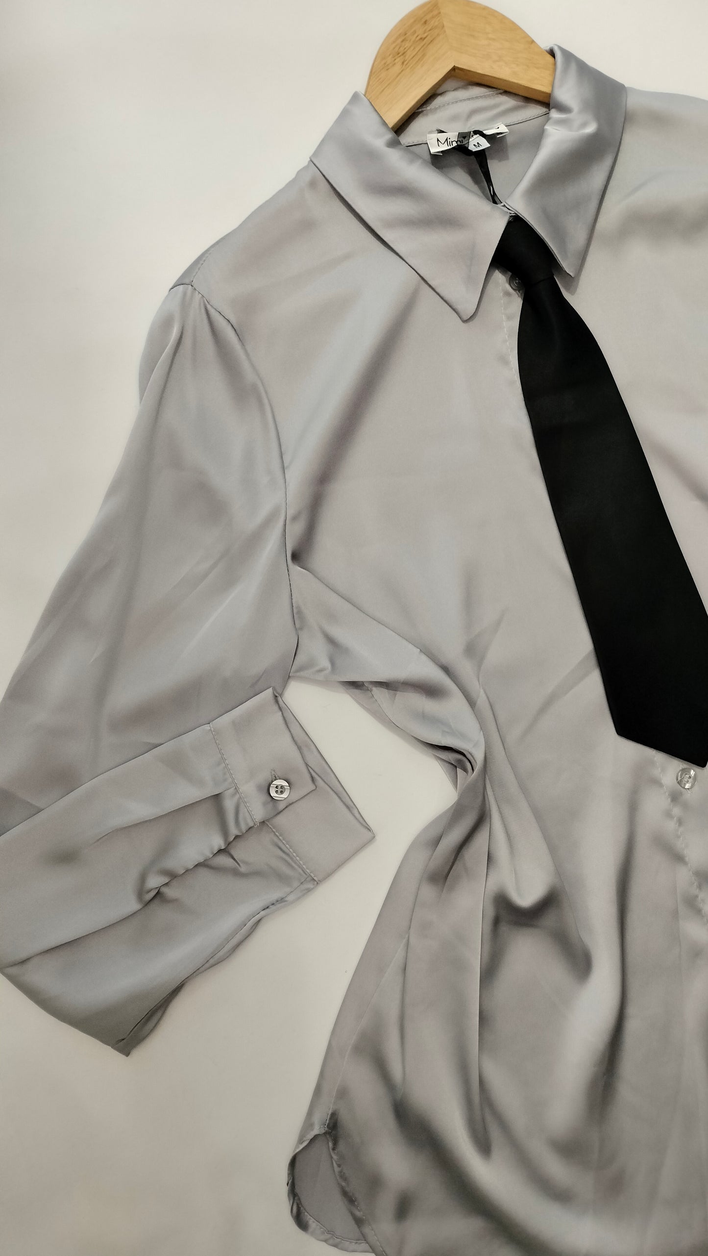 Camisa de satén con corbata