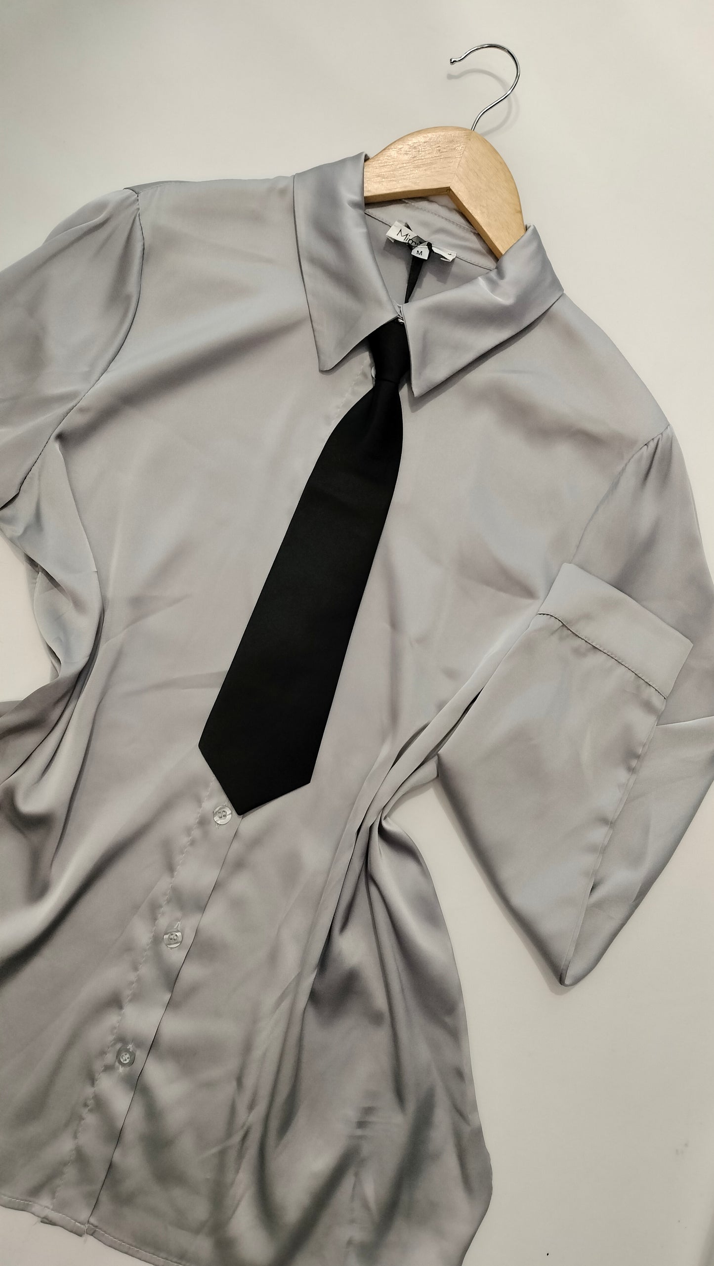 Camisa de satén con corbata