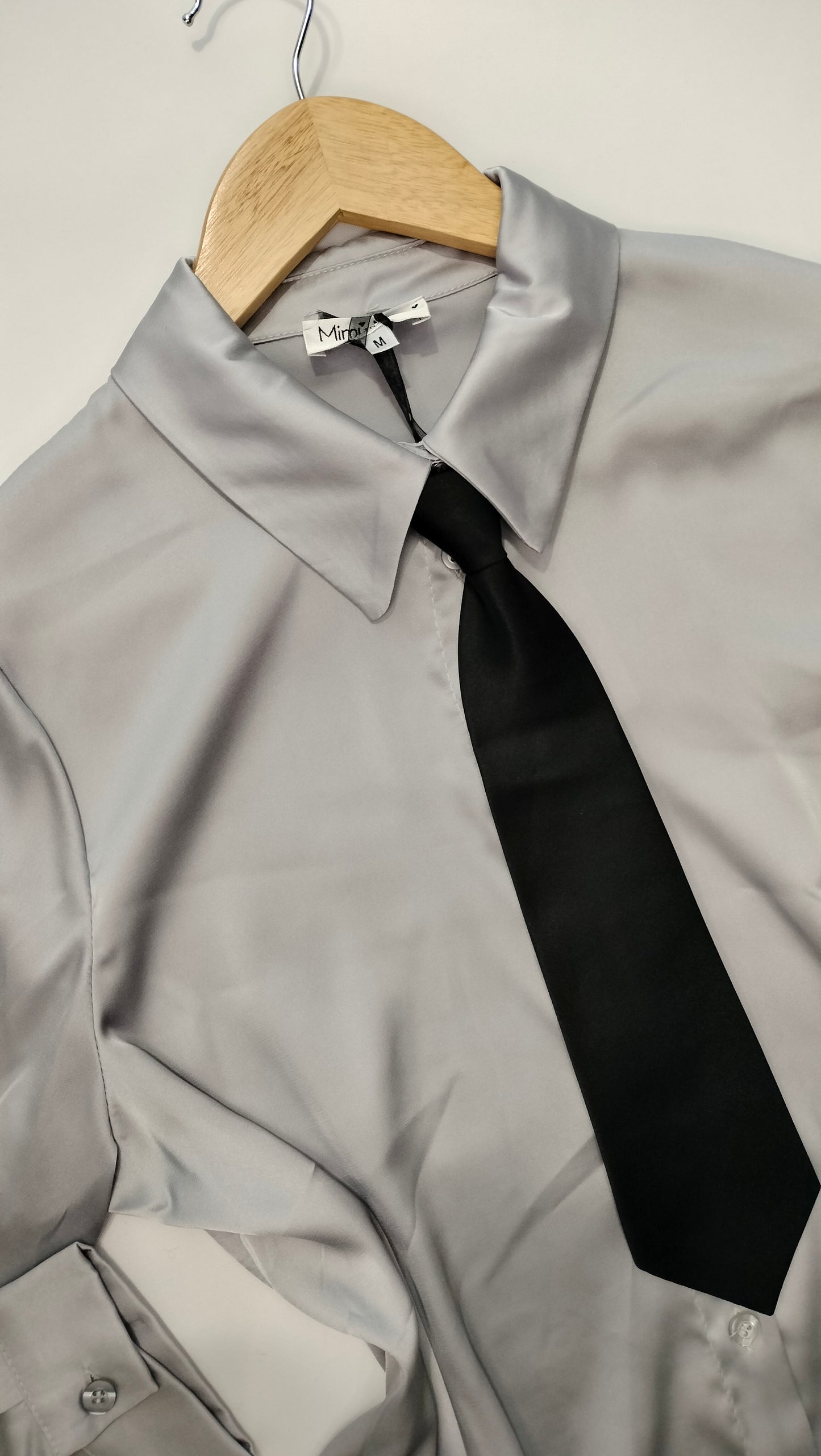 Camisa de satén con corbata