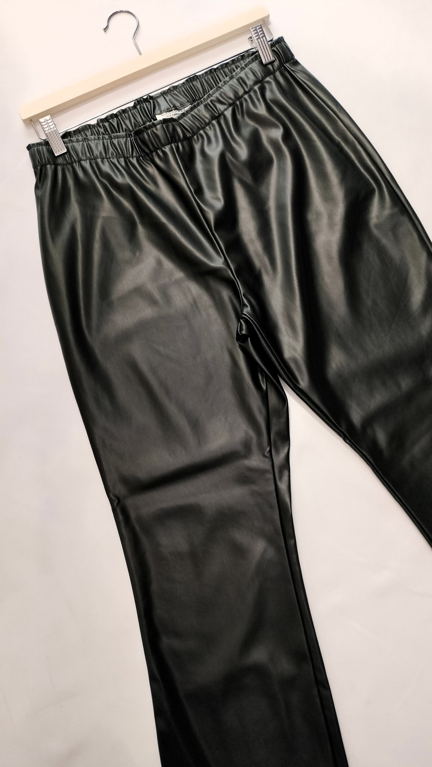 Pantalón polipiel goma