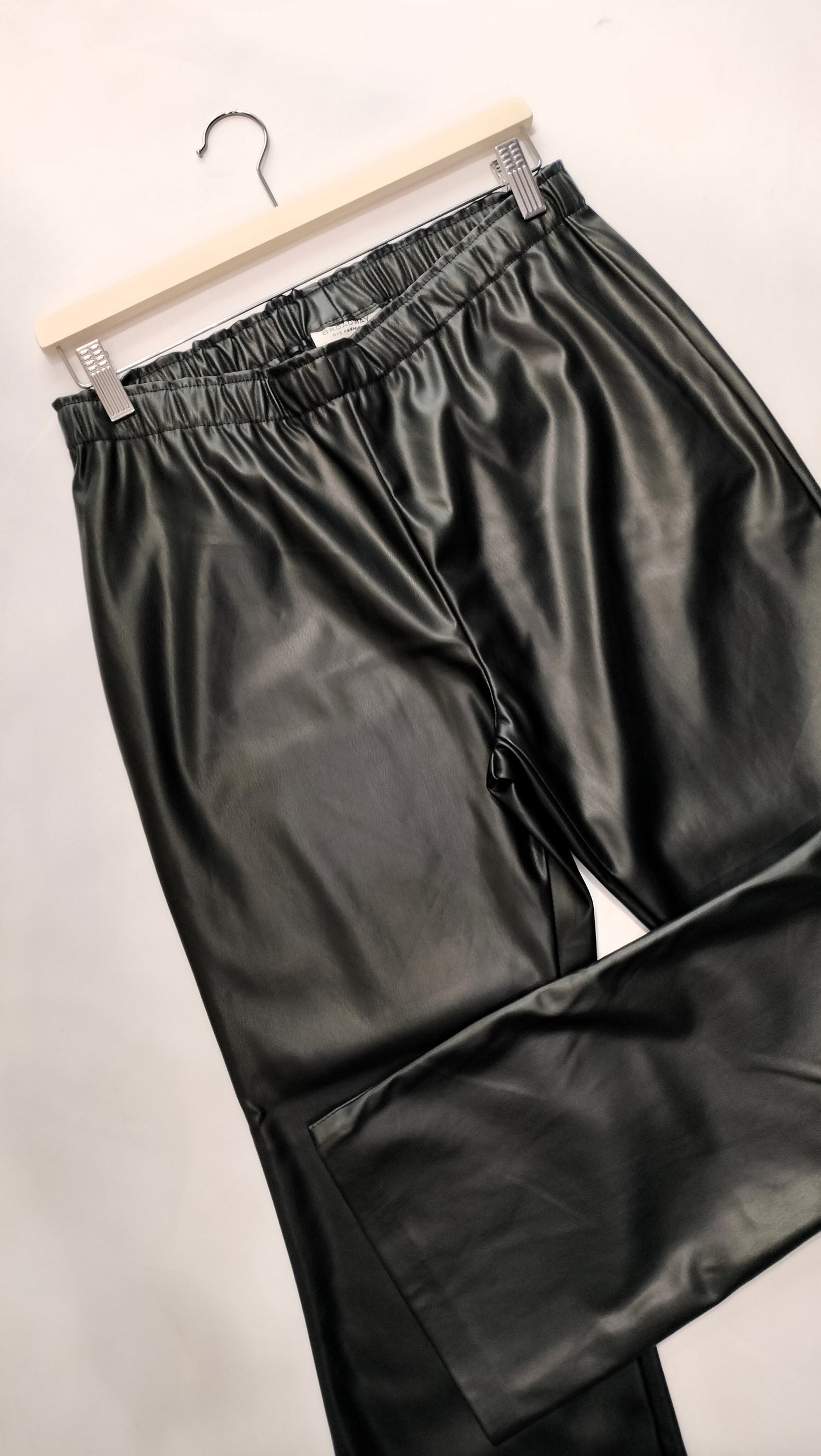 Pantalón polipiel goma