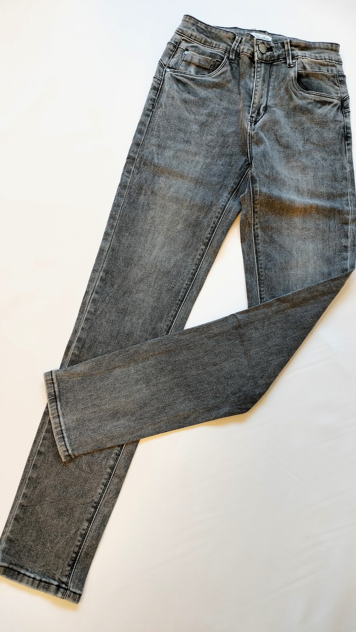 Vaquero gris desgastado