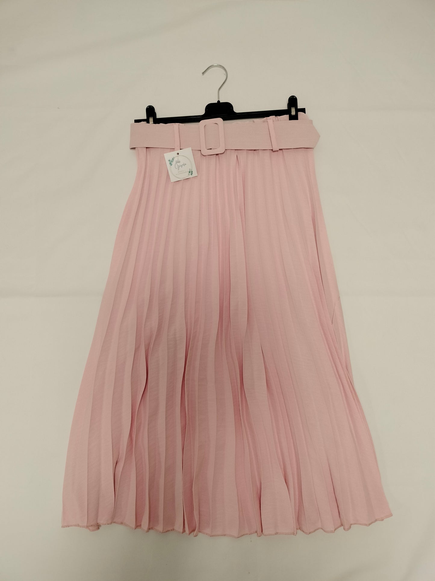 Falda midi plisada con cinturón