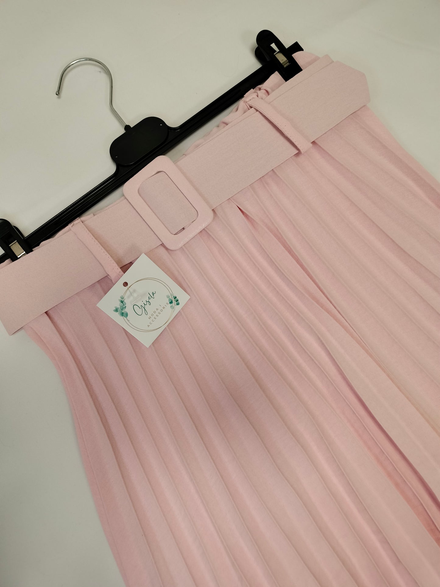 Falda midi plisada con cinturón
