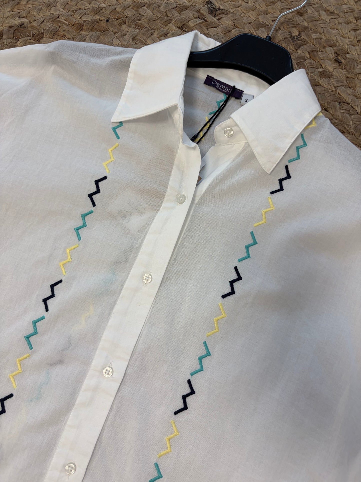 Camisa flores bordadas