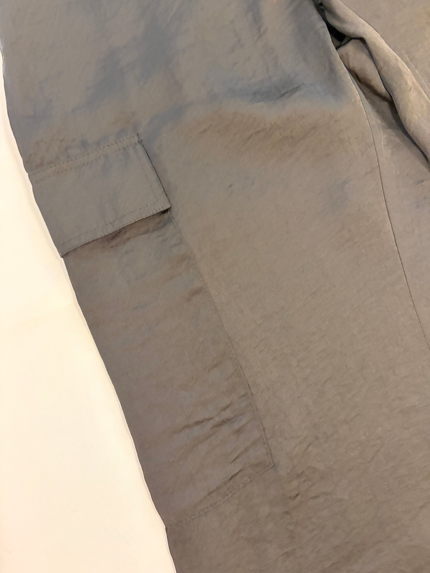 Pantalón cargo satén