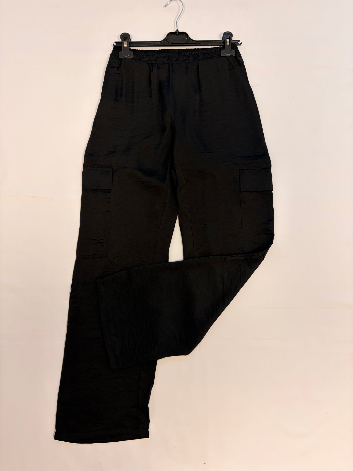 Pantalón cargo satén