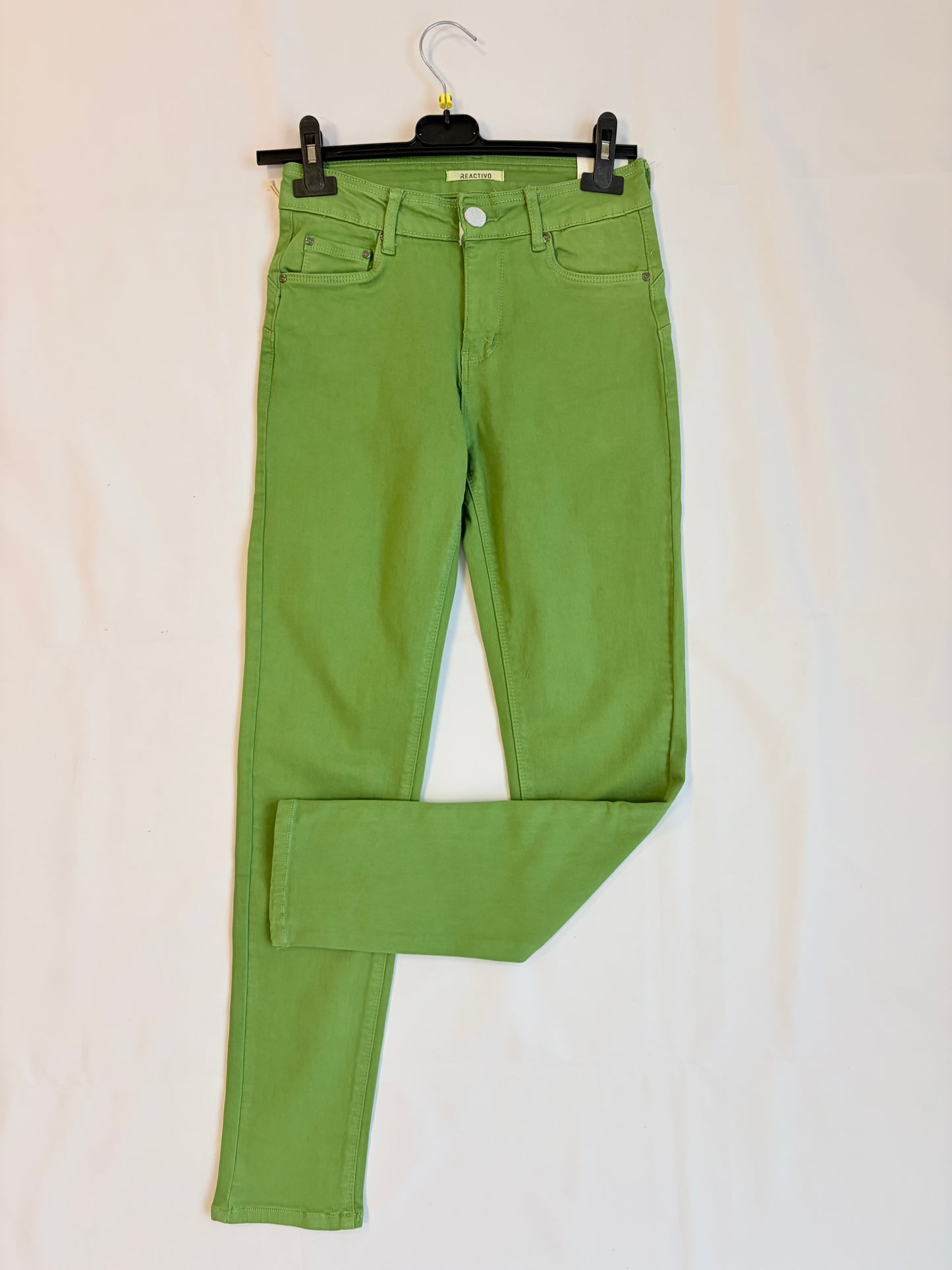 Vaquero pitillo verde