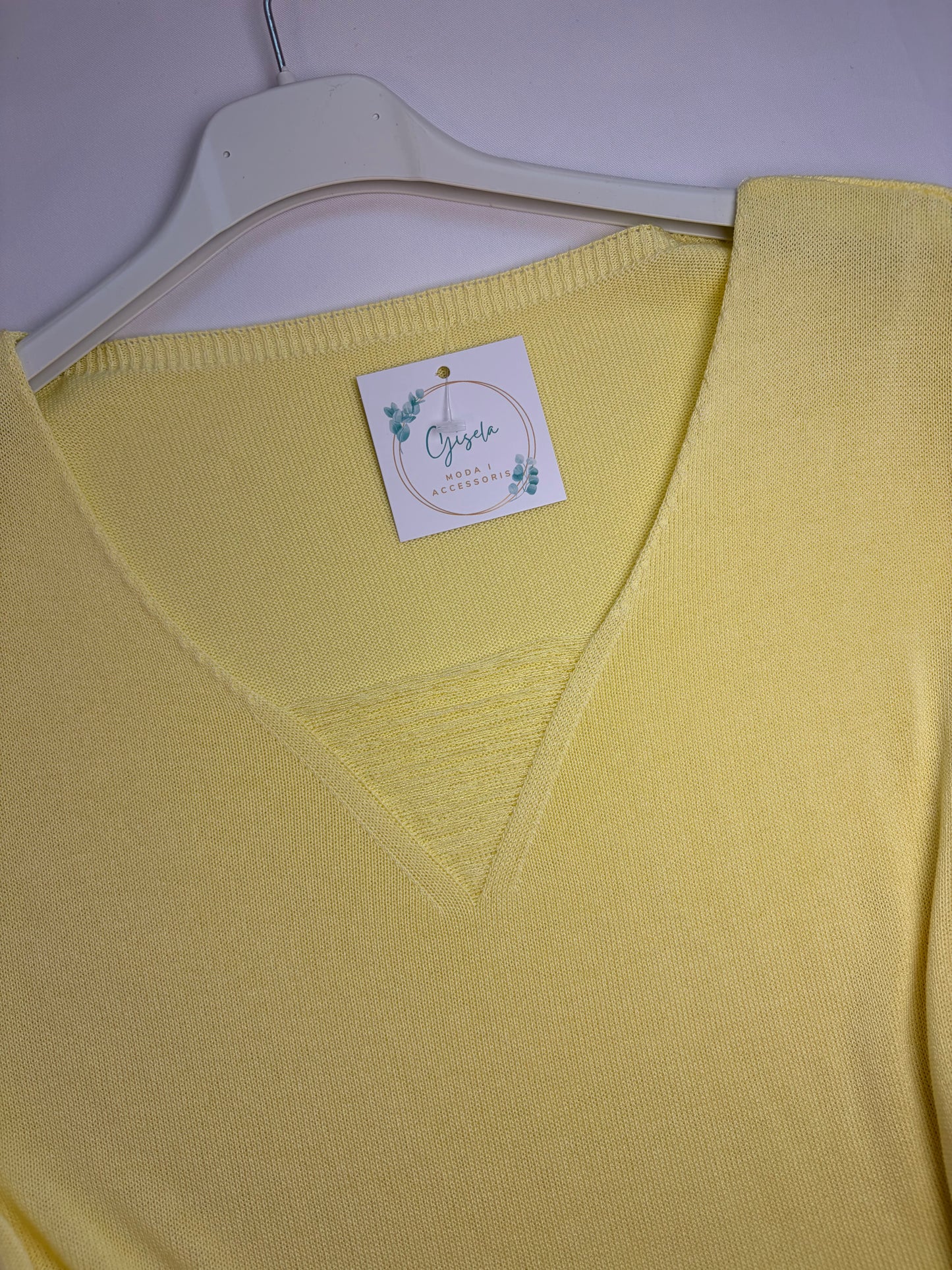 Camiseta escote desflecado