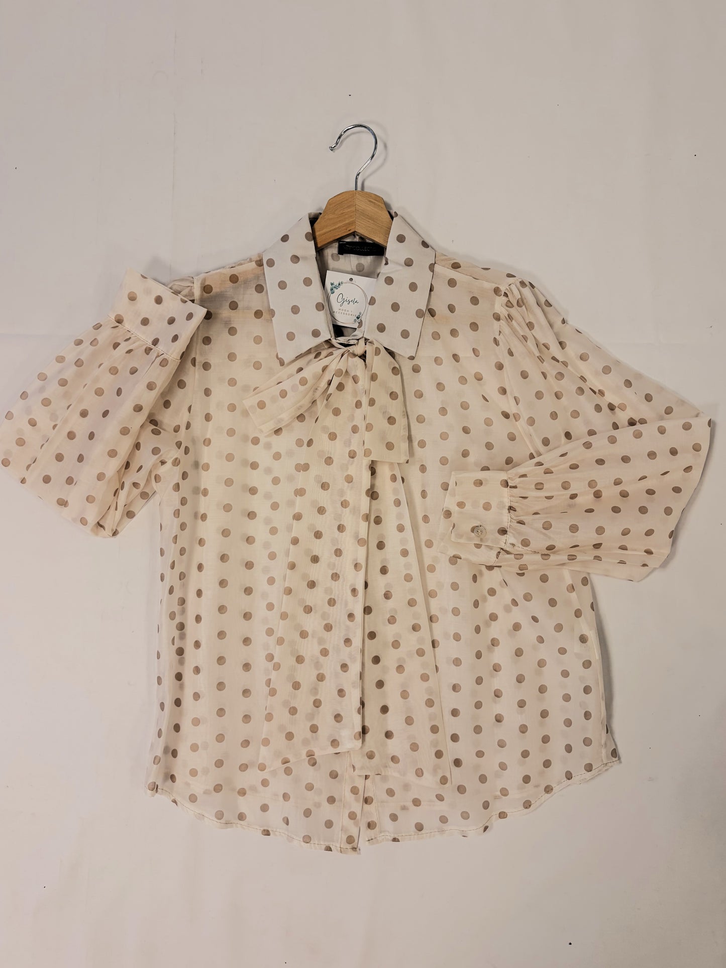 Camisa lunares y lazo beige