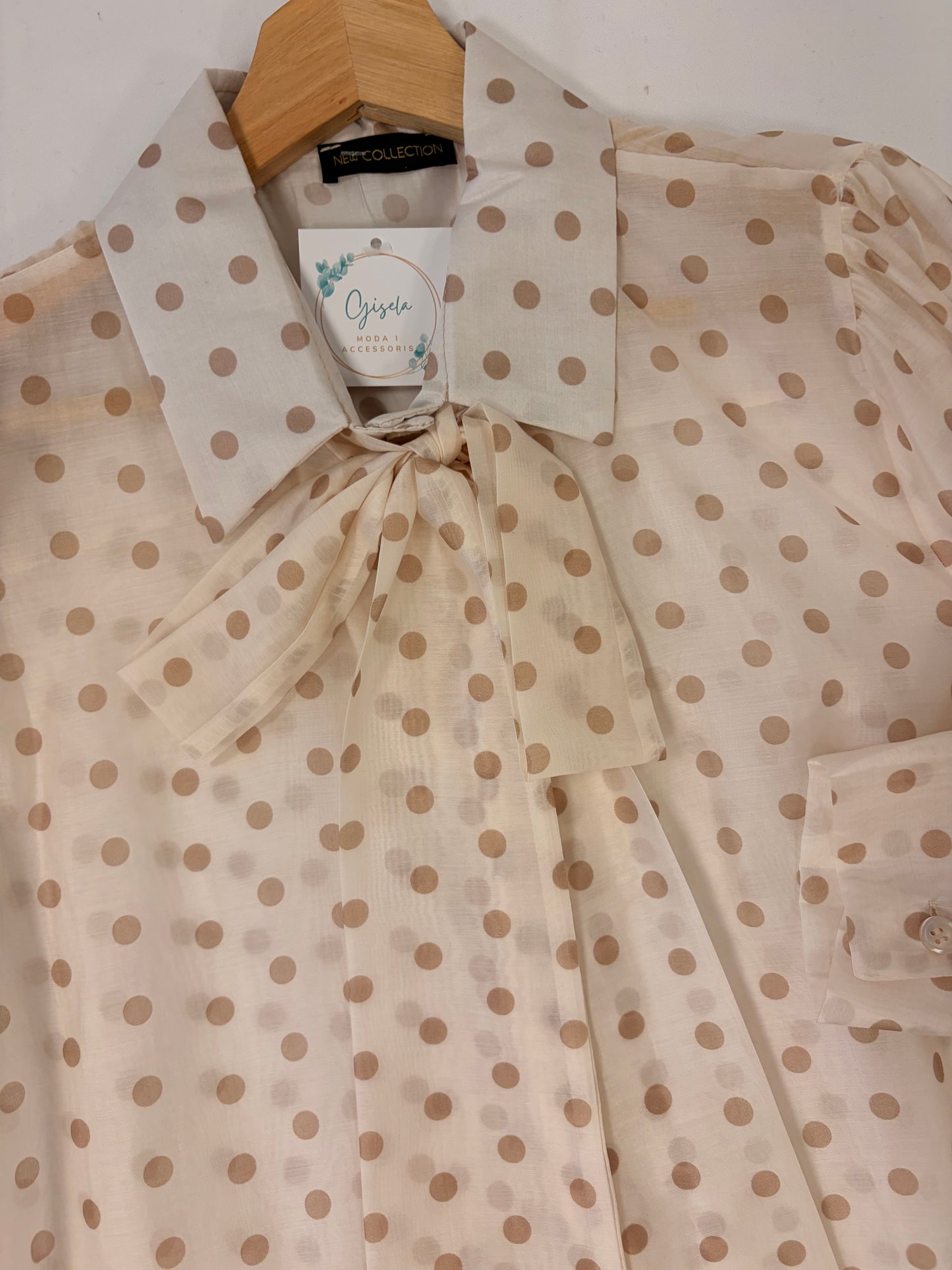 Camisa lunares y lazo beige