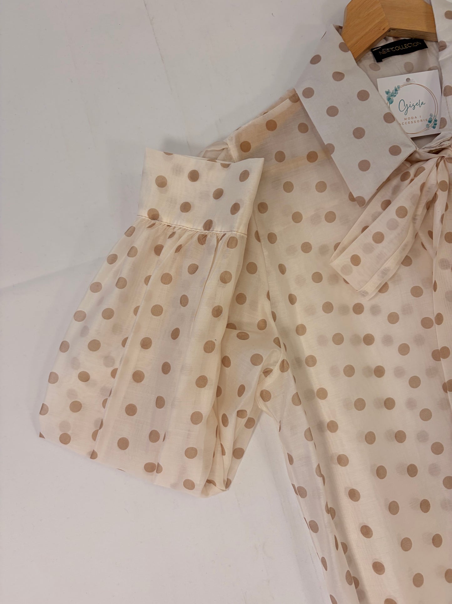 Camisa lunares y lazo beige