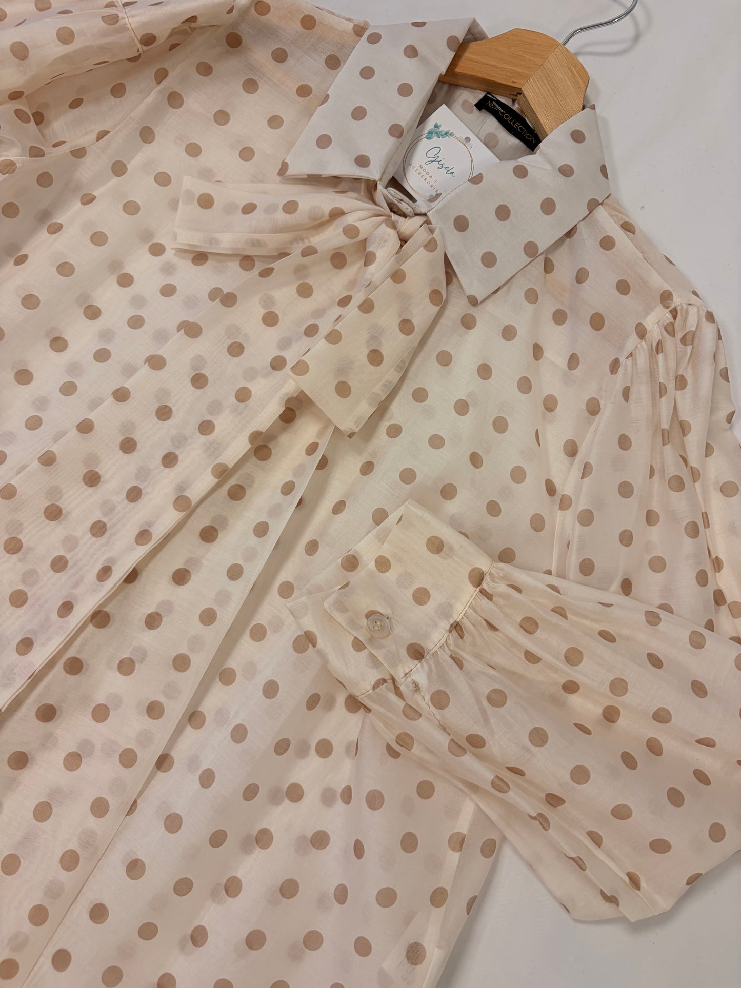 Camisa lunares y lazo beige