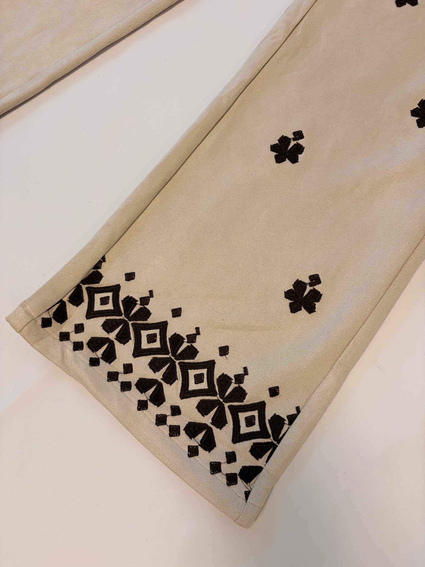 Pantalón bordado beige
