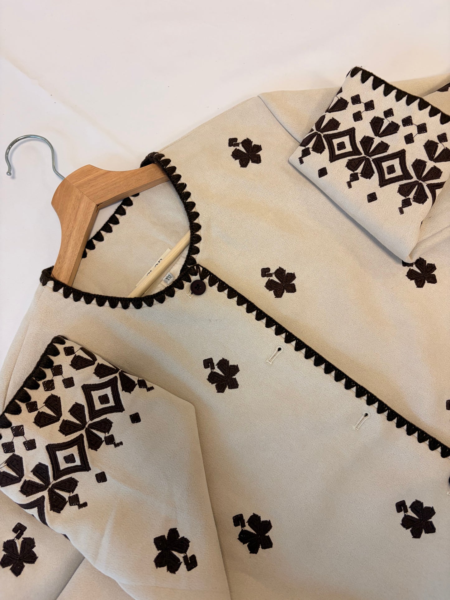 Chaqueta bordada beige
