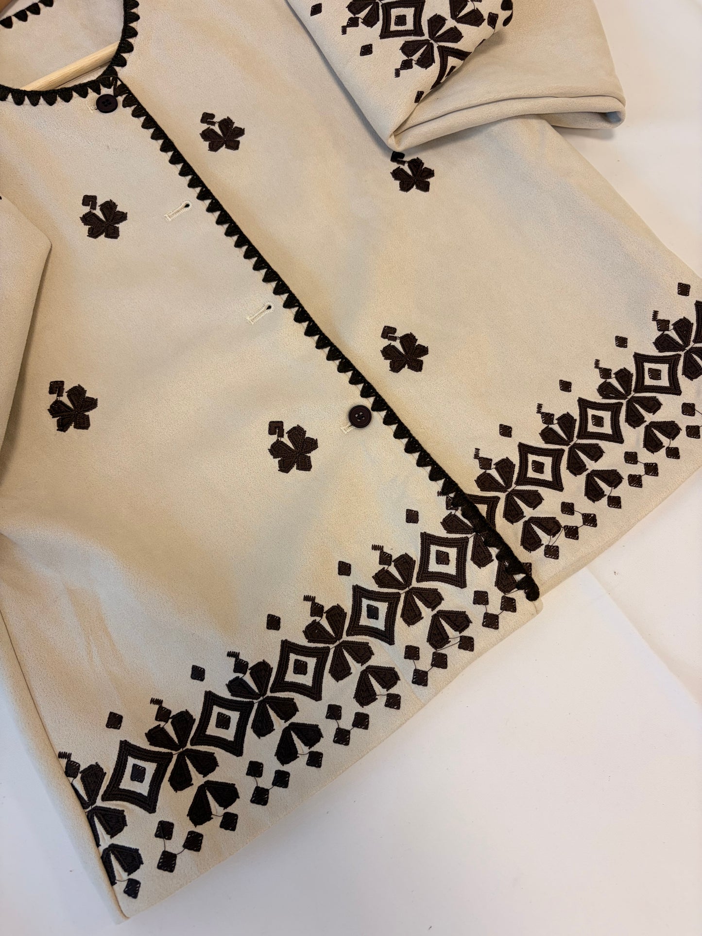 Chaqueta bordada beige
