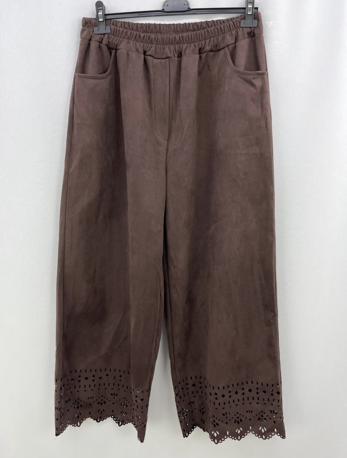 Pantalón antelina calado curvy marrón