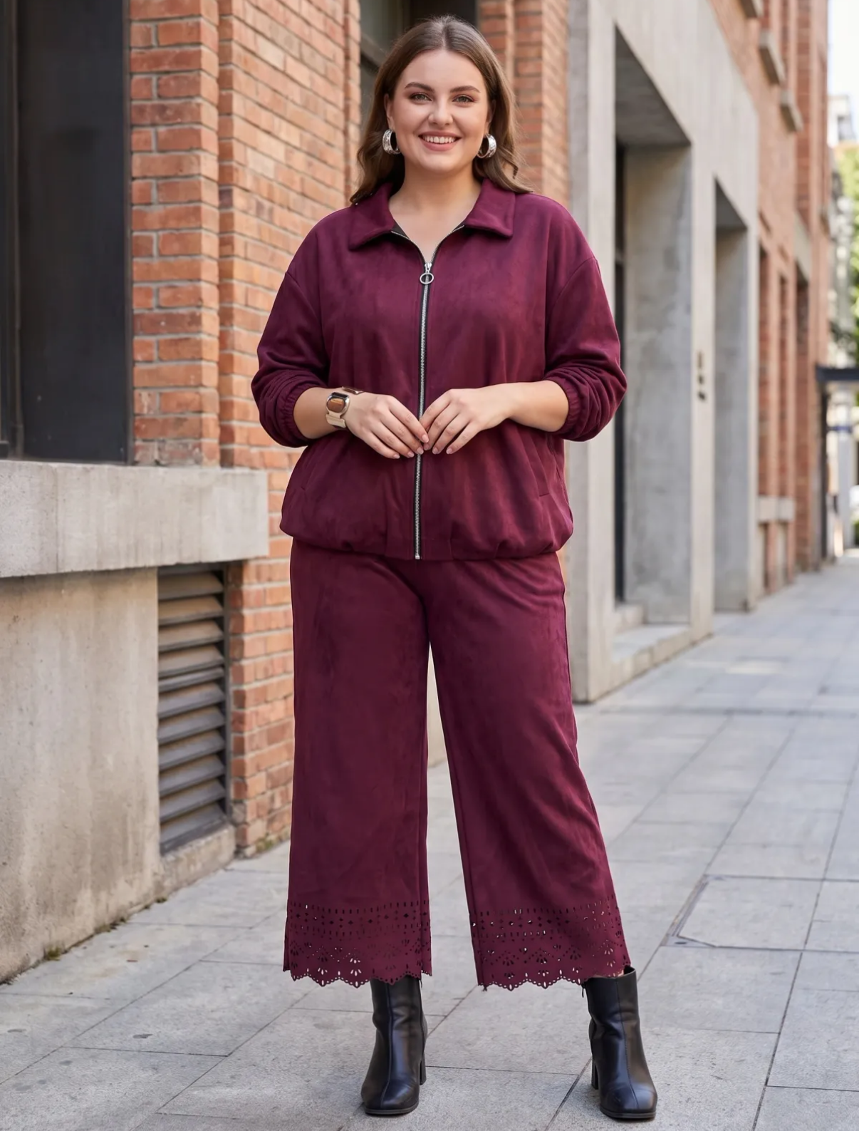 Pantalón antelina calado curvy granate