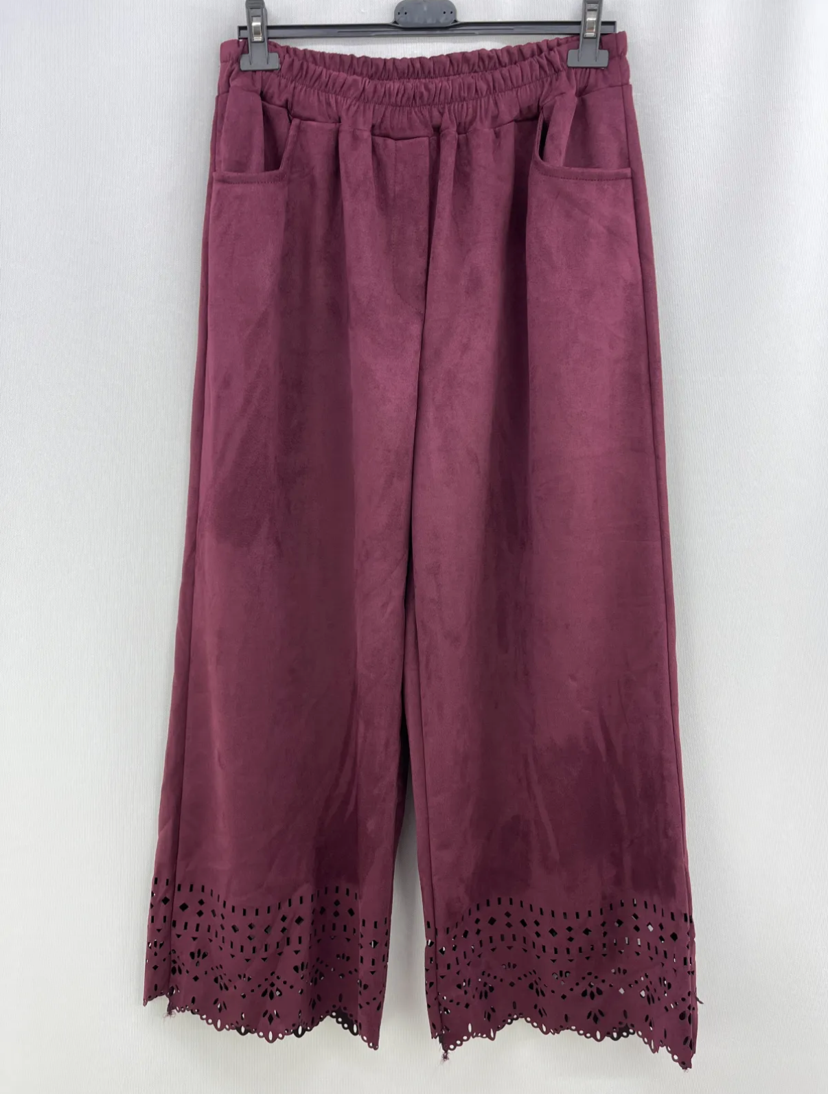 Pantalón antelina calado curvy granate