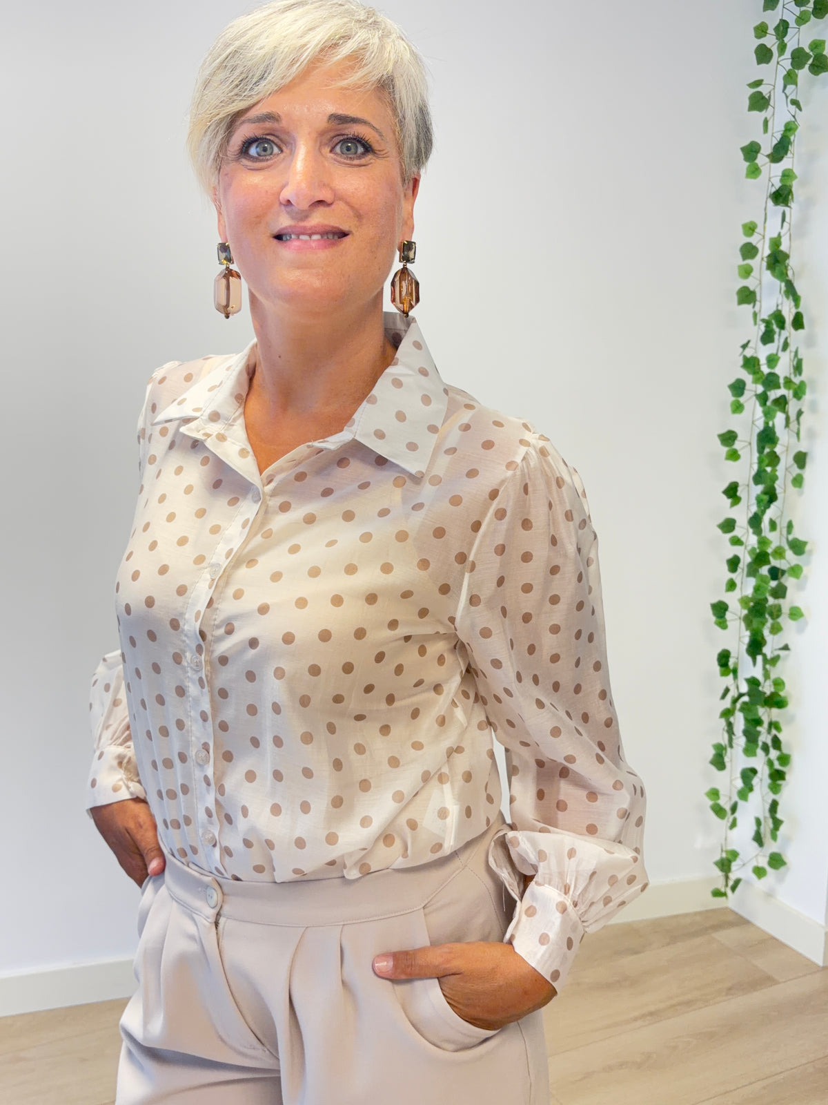 Camisa lunares y lazo beige