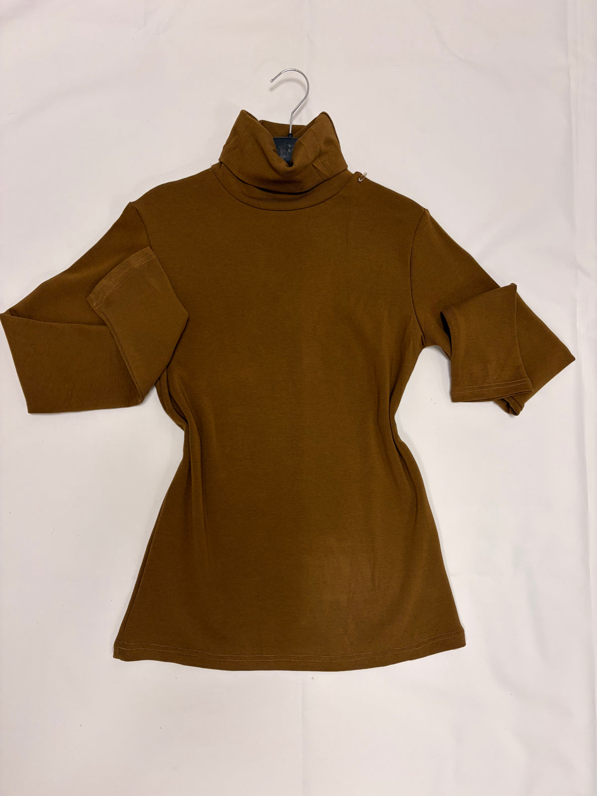 Camiseta afelpada cuello cisne marrón