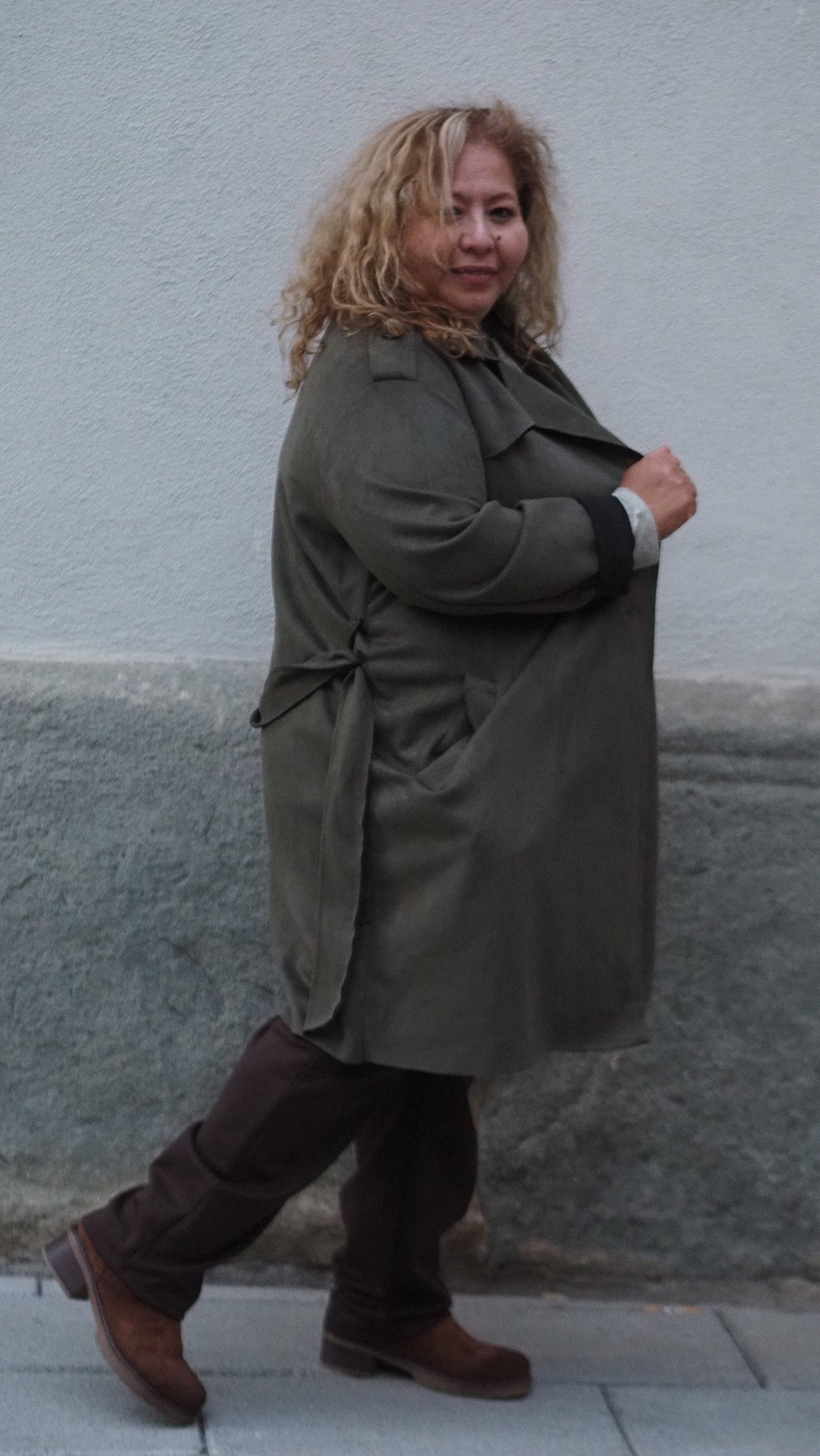 Gabardina largo midi antelina - negro y kaki