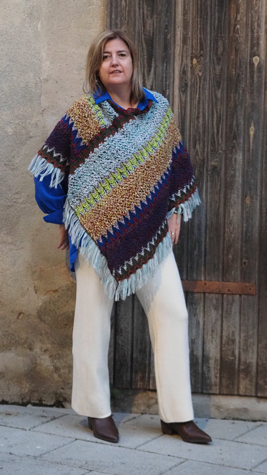 Poncho Cerrado Flecos Estampado Zig Zag